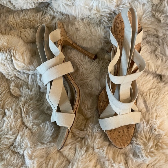 Manolo Blahnik Shoes - ⚜️ Manolo Blahnik cream colored heels/shoes! ⚜️